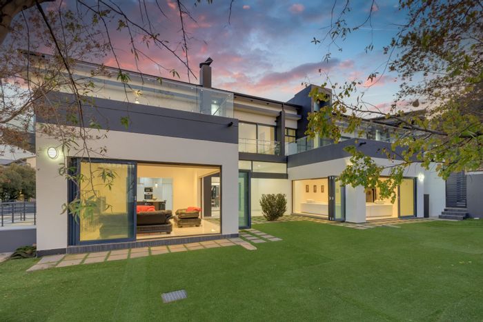 For Sale: House in Helderfontein Estate with 4 bedrooms, garages, and entertainment areas.