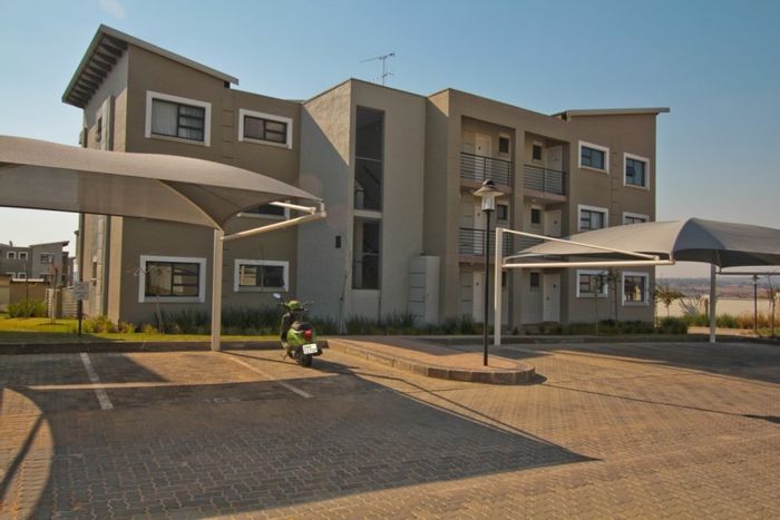 For Sale: 2-Bedroom Apartment in Fourways with Pool, Tennis Court, and Views.