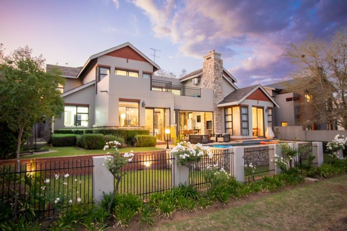 For Sale: House in Helderfontein Estate with pool, en-suite bedrooms, and ample parking.