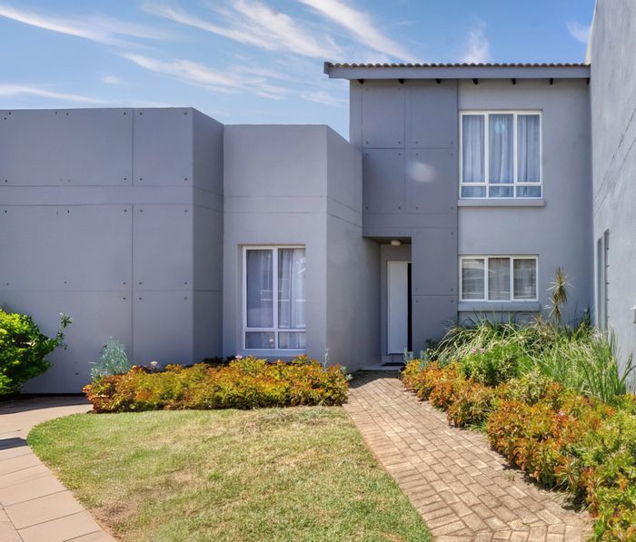 Broadacres Townhouse For Sale: 2 beds, garden, clubhouse, 24hr security, near amenities.
