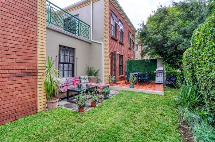 Paulshof Apartment For Sale: 3 beds, pool, inverter, near shopping and highways.