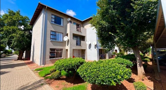 Eveleigh Apartment For Sale: 2 bedrooms, pool, play area, near shopping and transport.