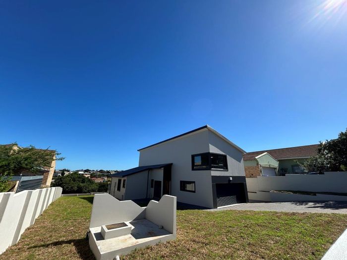 Noorsekloof House For Sale: 3 beds, sea views, double garage, entertainment patio.