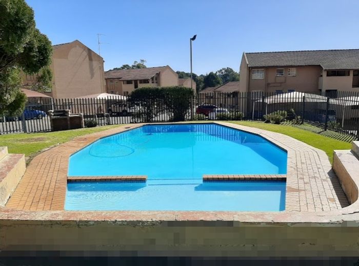 For Sale: 2-Bedroom Apartment in Mondeor with Pools and Secure Complex Access.