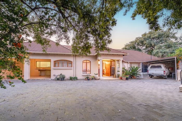 Ferndale House For Sale: 4 bedrooms, double garage, security gate, spacious garden.