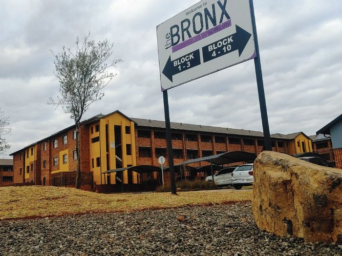 Sky City Apartment For Sale: Affordable living near mall, parks, and schools.