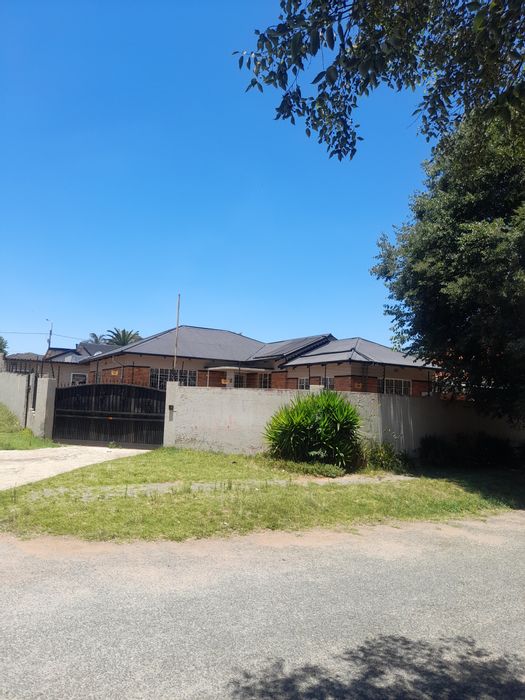 Spacious Rewlatch house with 3 bedrooms, cottages, and ample parking for sale.