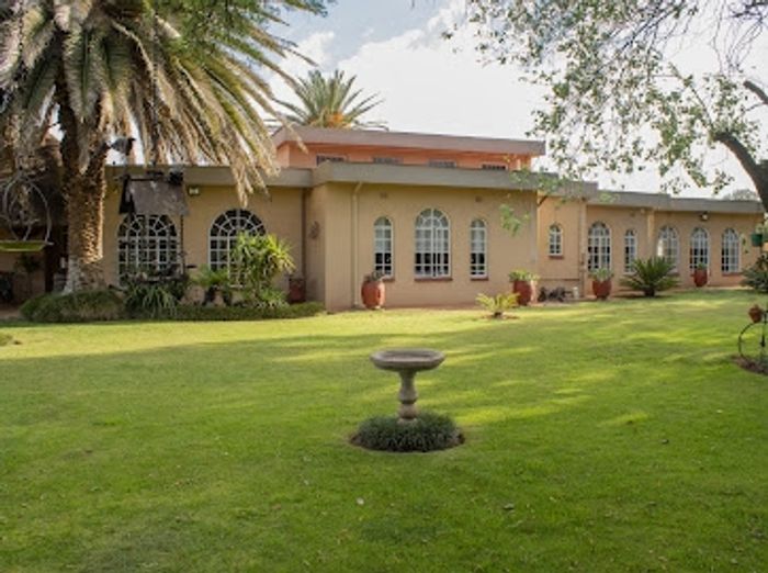 Pendale Small Holding For Sale: Wishing well, greenhouse, multiple living spaces, and more.