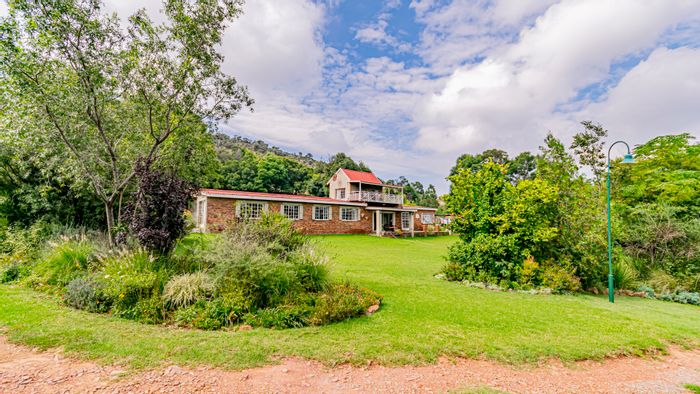 Eikenhof Small Holding For Sale: 4 houses, versatile land, borehole, secure fencing.