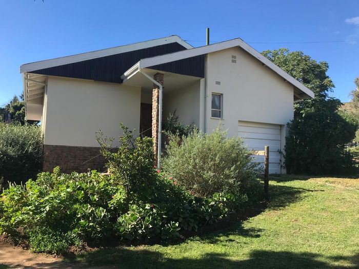 Barrydale Central House For Sale: 3 bedrooms, study, flatlet, garage, spacious garden.