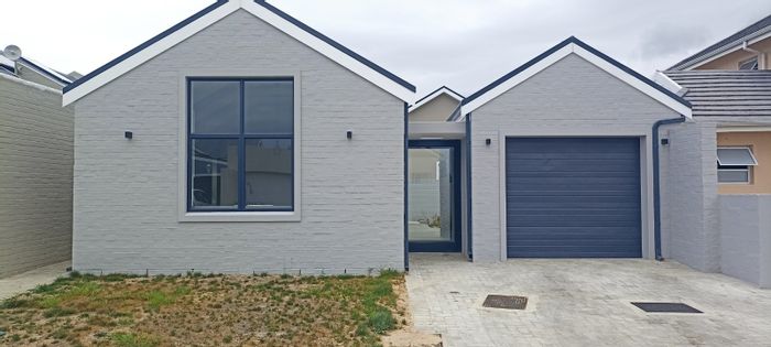 House for Sale in Sandbaai: 3 Bedrooms, communal pool, dog park, secure estate.