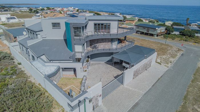 For Sale: Unique House in Perlemoenbaai with ocean views, pool, and entertainment area.