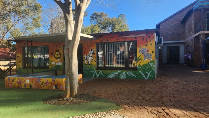 For Sale: House in Schoemansville with flatlet, playground, and ample parking.