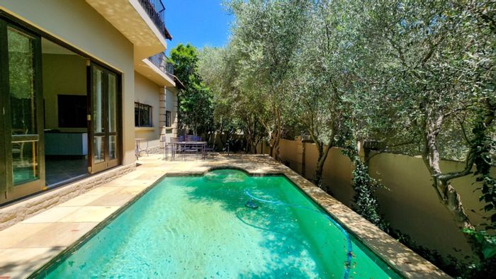 For Sale: House in Xanadu Nature Estate with 5 beds, pool, and solar system.