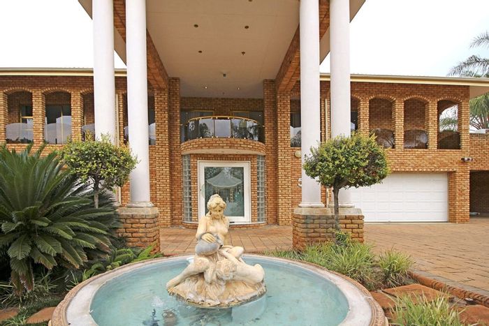 Schoemansville House For Sale: Spacious, heated pool, gym, and dual living options.