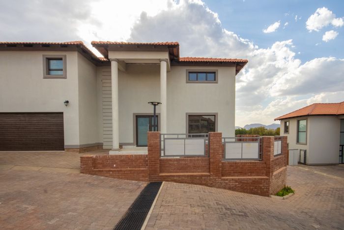 For Sale: House in Xanadu Nature Estate with 4 ensuites, braai area, and gardens.