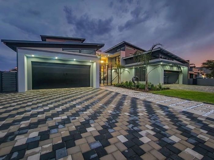 House For Sale in The Islands Estates: Pool, canal access, 5 bedrooms, double garages.