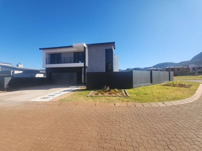 For Sale: House in Melodie with pool, garden, and dual garages.