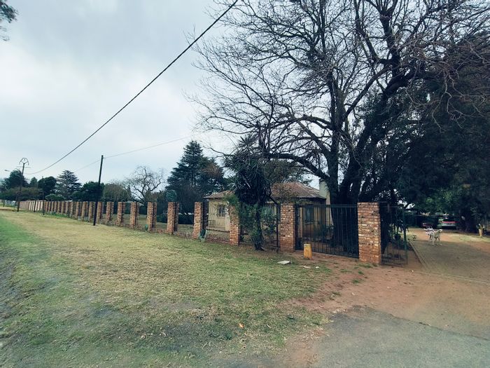 Bredell Small Holding For Sale: 3-bedroom house, 2-bedroom flat, ample space.