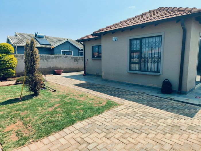 For Sale: House in Alliance with 3 bedrooms, double garage, near malls.