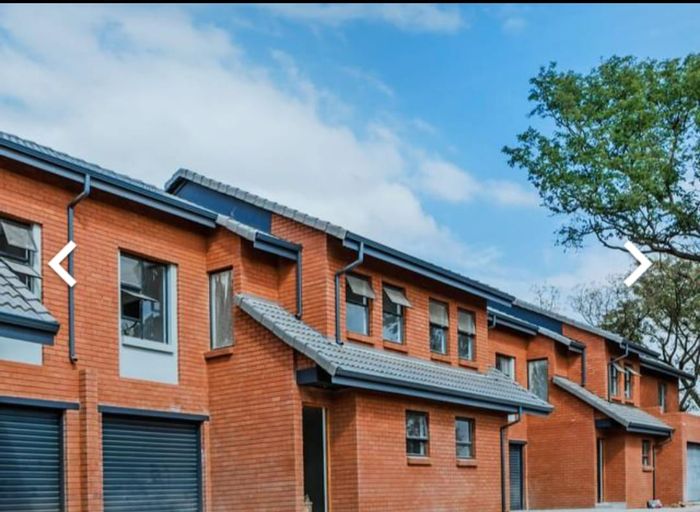 For Sale: Townhouse in Theresapark with 3 beds, garage, and private garden.
