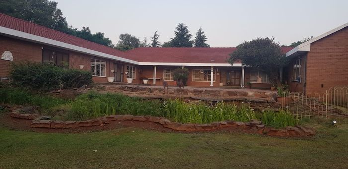 For Sale: Knoppieslaagte Small Holding with multiple dwellings and investment potential.