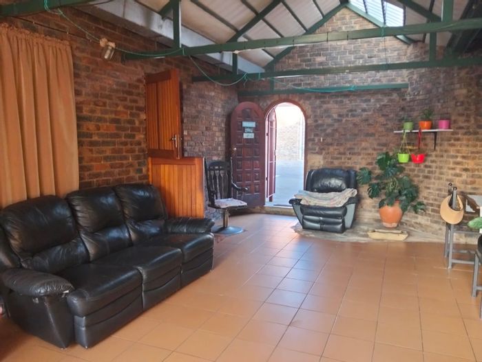 Rooihuiskraal House For Sale: 6 bedrooms, pool, flatlet, spacious entertainment areas.