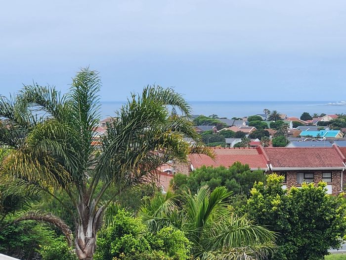 For Sale: 3-Bedroom Townhouse in Hartenbos Heuwels with balcony, braai, and pool.