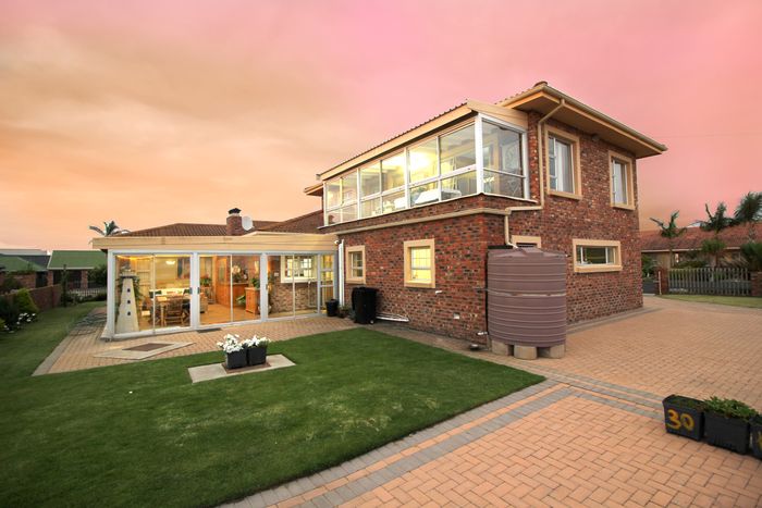 Tergniet House For Sale: 5 Bedrooms, ocean views, entertainment area, 6 parking spaces.