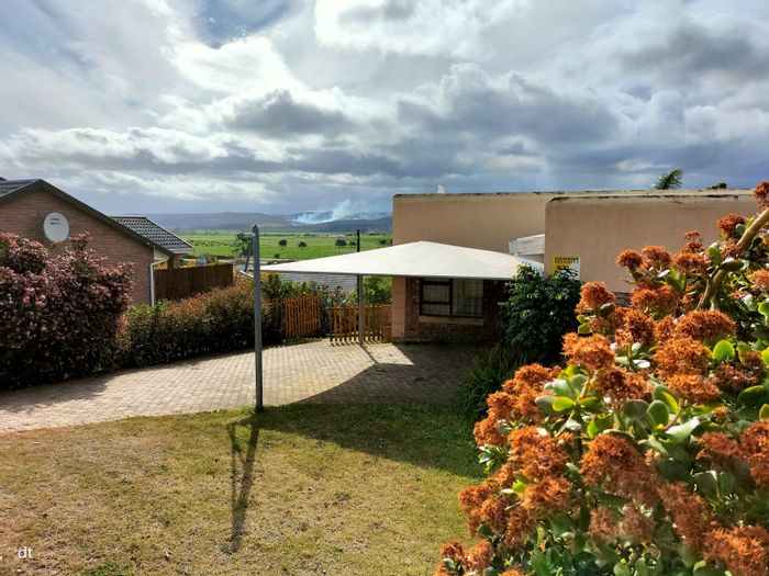 For Sale: 3-Bedroom House in Fraaiuitsig with views, garage, and garden.