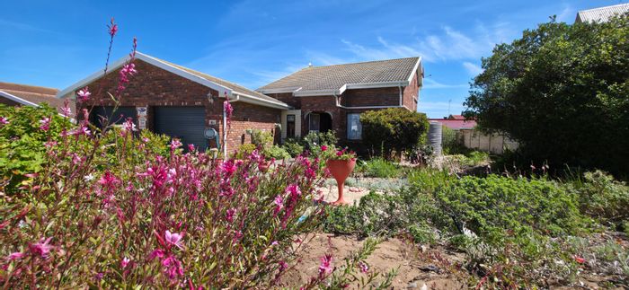 For Sale: House in Fraaiuitsig with 3 bedrooms, sunroom, garden, and double garage.