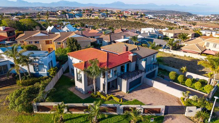 For Sale: 4-Bedroom Duet in Menkenkop with Sea View and Dual Living Potential.