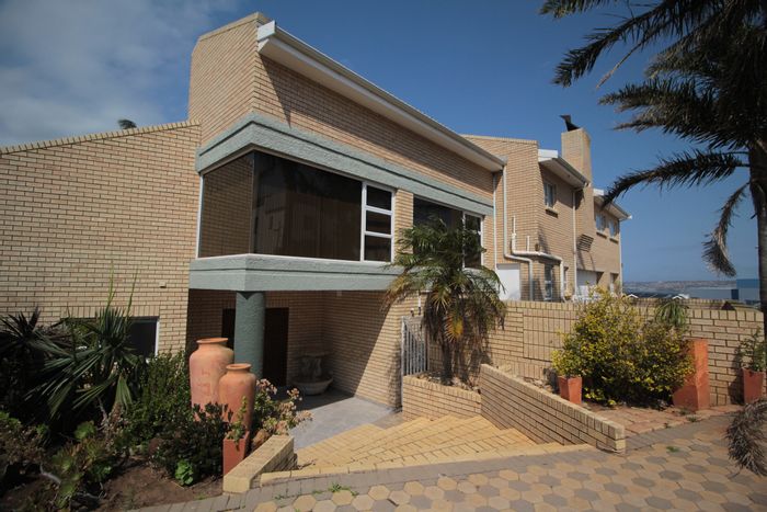 Menkenkop House For Sale: Sea views, pool, entertainment area, bachelor flat included.