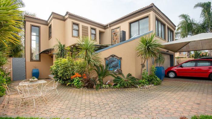 Coastal house in Reebok for sale: 3 beds, garden, mountain views, double garage.