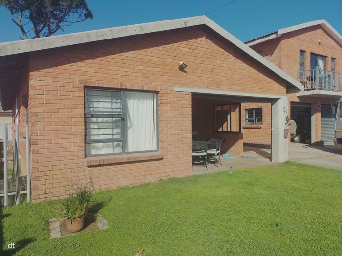 Dual-living house for sale in Fraaiuitsig with five garages and spacious garden.