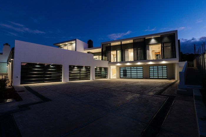 To Rent: House in Mossel Bay Central with smart home tech, sea views, and garages.