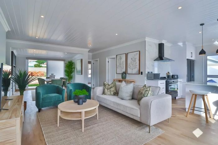 For Sale: House in Klein Brak Rivier with 3 bedrooms, indoor braai, double garage.