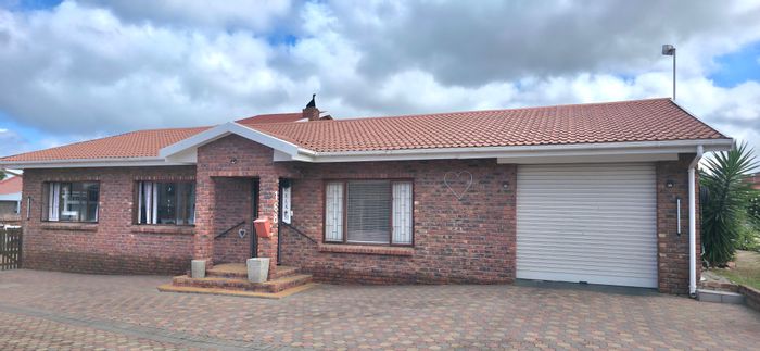 For Sale: House in Hartenbos Central with 3 bedrooms, secure parking, close to beach.