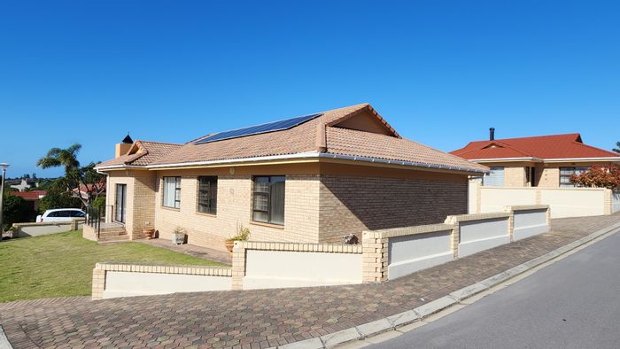 For Sale: House in Linkside with garden, braai room, and secure community.