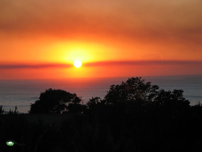 Zinkwazi Beach House For Sale: Sea views, flat driveway, spacious garden, fully furnished.