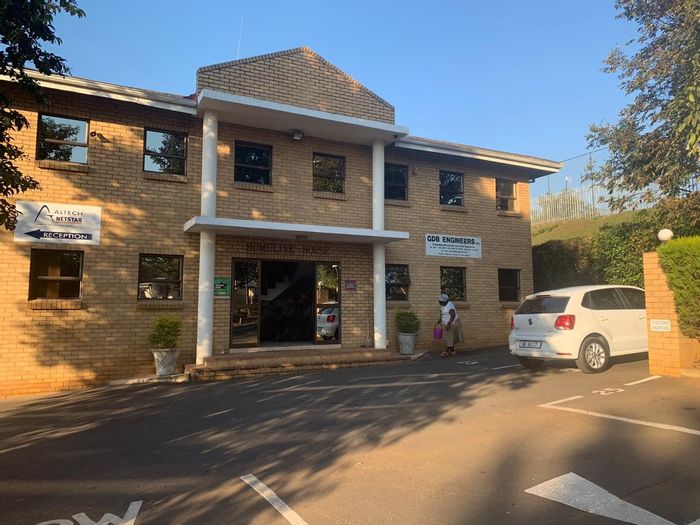 Office for sale in Clarendon: 156sqm, 7 parking bays, no VAT.
