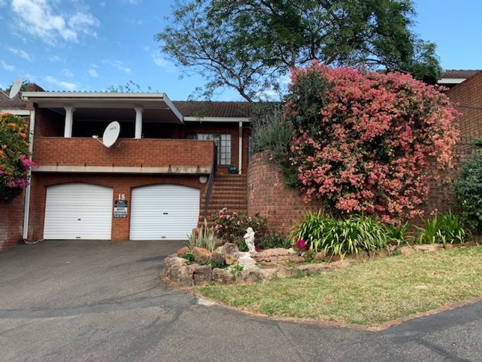 Montrose Townhouse For Sale: 3 bedrooms, double garage, scenic verandah, visitor parking.