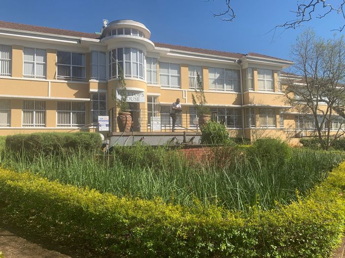 For Sale: 422sqm Office in Clarendon with 17 parking bays and generator.