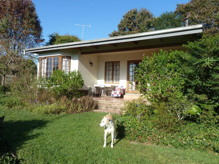 House To Rent in Hilton Central: 1 bed, lounge, kitchen, parking, fibre internet.