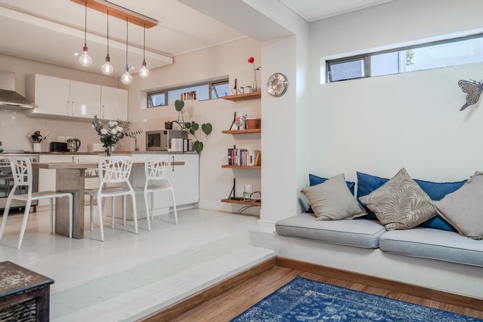 Vredehoek Apartment For Sale: 2 beds, garden, parking, near amenities.
