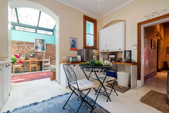 For Sale: House in Green Point, 6 en-suite bedrooms, guest house potential, prime location.