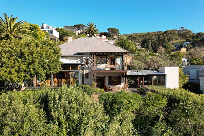 Tamboerskloof House To Rent: Furnished villa with views, separate apartment, and parking.