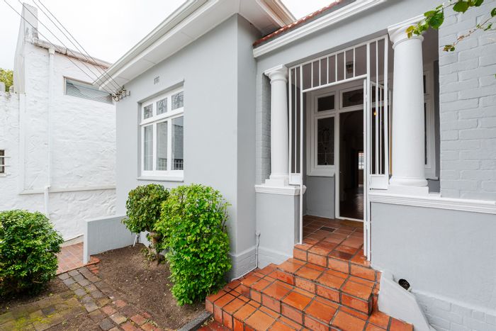 Charming Oranjezicht house for sale with courtyard, parking, and central living area.