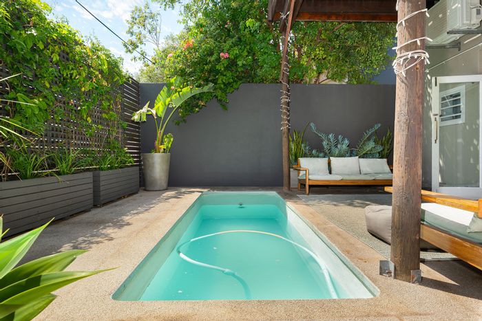 Vredehoek House For Sale: 3 beds, pool, views, secure parking, expansion options.