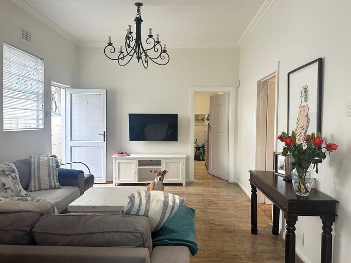 Vredehoek House For Sale: 2 beds, study, garden, secure parking, great location.